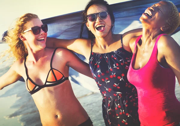 Chicas de feminidad en la playa — Foto de Stock