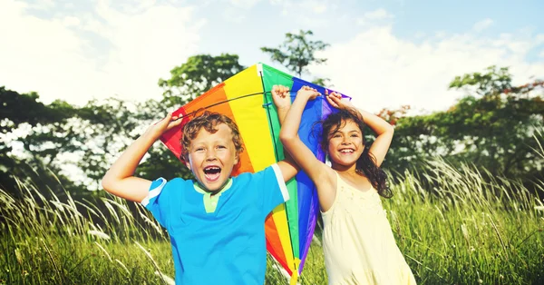 Niños jugando al aire libre Concepto de campo para niños — Foto de Stock