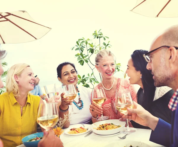 Amigos pasando el rato en la fiesta en el restaurante de la azotea — Foto de Stock