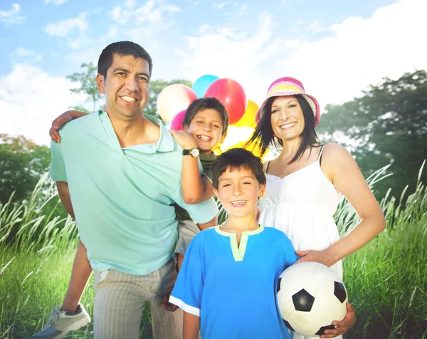 Família brincando ao ar livre conceito — Fotografia de Stock