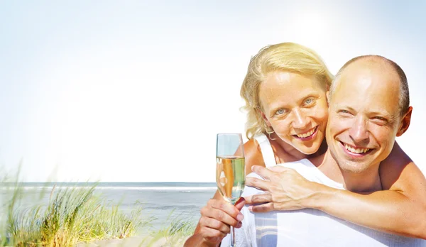 Couple on Summer Honeymoon at Beach Concept — Stock Photo, Image