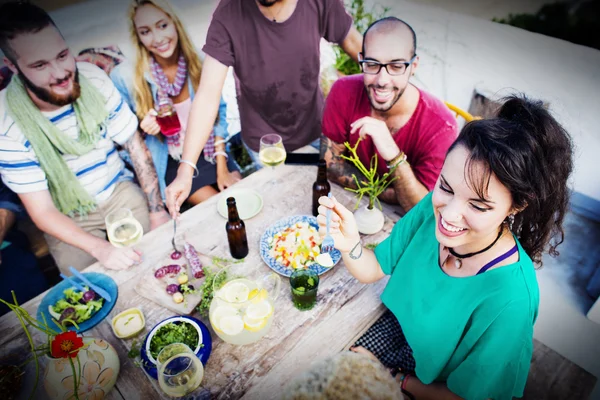 Fest och vänskap sommar middag koncept — Stockfoto