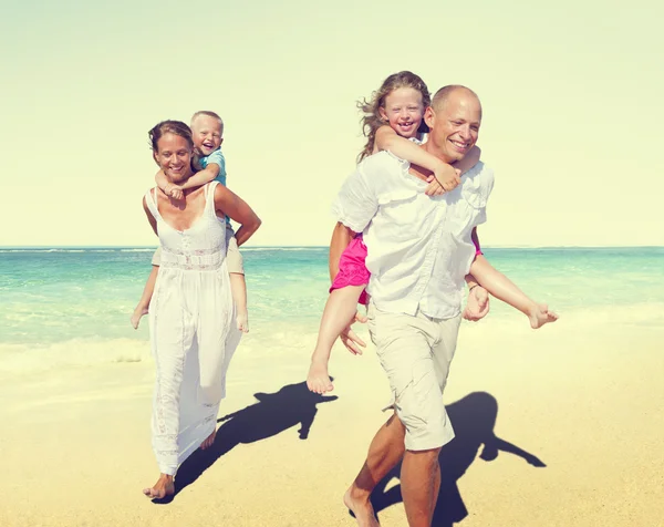 Famiglia in spiaggia, Concetto estivo — Foto Stock
