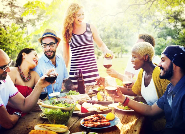 Vänner maten utomhus — Stockfoto