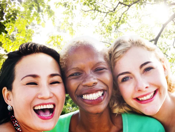 Fête des copines à l'été — Photo