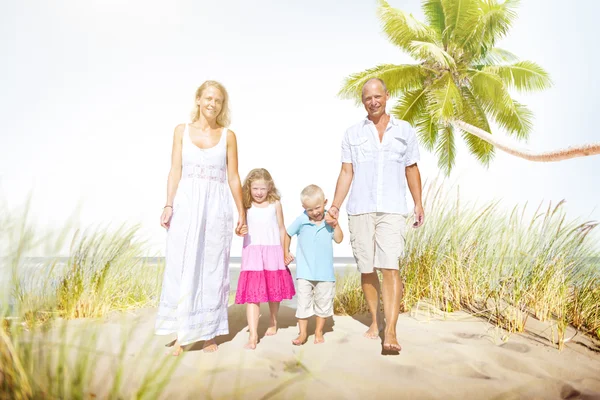 Familia caminando en concepto de vacaciones — Foto de Stock