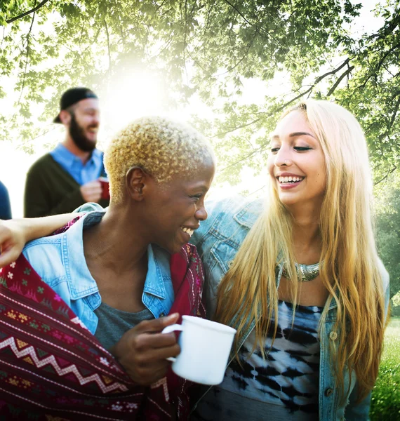 Glada vänner på utomhus camping — Stockfoto