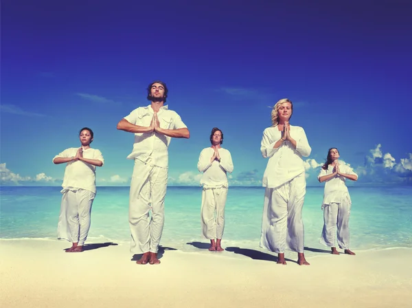 Люди, що виконують йогу на пляжі Концепція — стокове фото