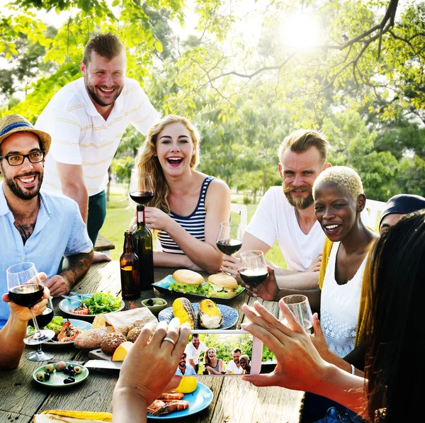 Amigos Jantar ao ar livre — Fotografia de Stock