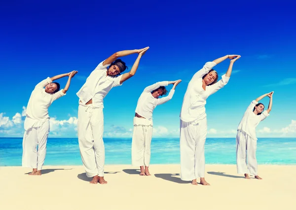 Ludzi robi joga koncepcja Beach — Zdjęcie stockowe