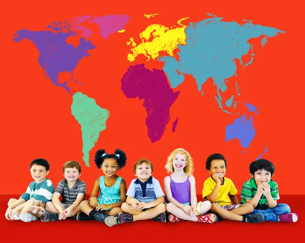 Diversiteit kinderen zitten samen — Stockfoto