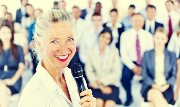 Businesswoman Speaker alla riunione — Foto Stock