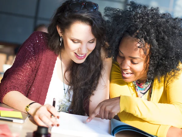 Studentinnen lernen im Klassenzimmer — Stockfoto