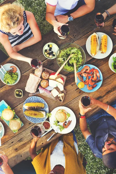 Amigos Comer al aire libre —  Fotos de Stock