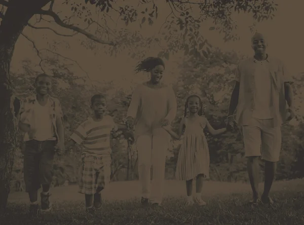 Portrait d'une famille africaine heureuse dans le parc — Photo
