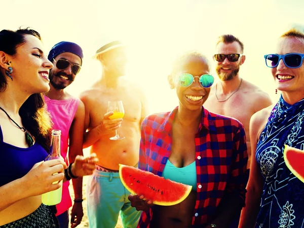 Разная группа людей на пляжной вечеринке — стоковое фото