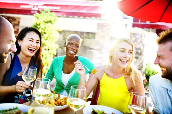 Amigos pasando el rato en la fiesta al aire libre — Foto de Stock