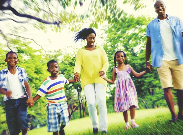 Portret van een gelukkige Afrikaanse familie in het park — Stockfoto