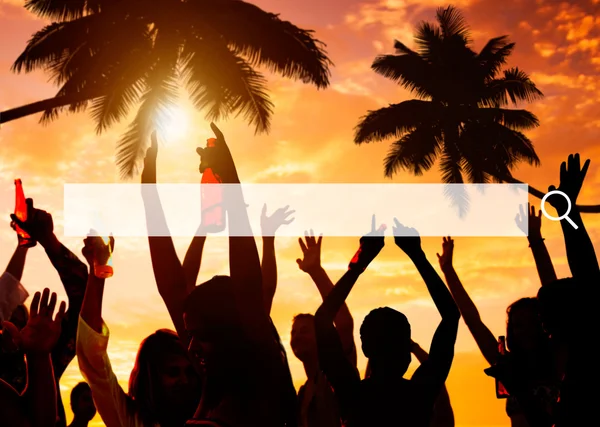 Pessoas que fazem festa na praia — Fotografia de Stock