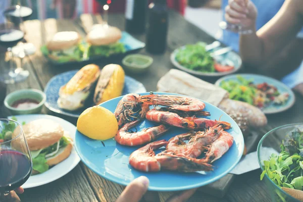 Comida en mesa de madera — Foto de Stock