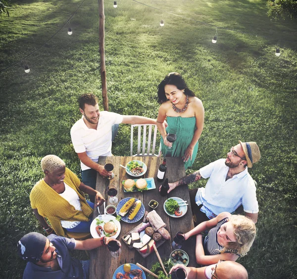 Pessoas almoçando ao ar livre — Fotografia de Stock