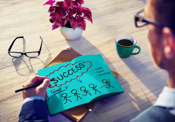 Hombre escribiendo en cuaderno sobre el concepto de estrategia —  Fotos de Stock