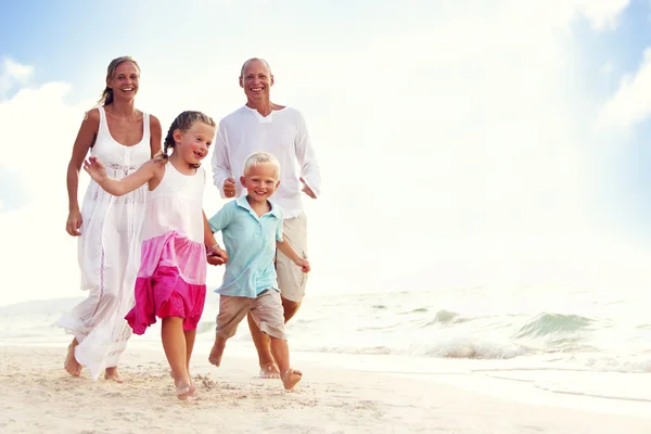 Rodzina na plaży koncepcja — Zdjęcie stockowe