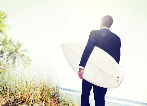 Geschäftsmann und Surfbrett, Sommerkonzept — Stockfoto