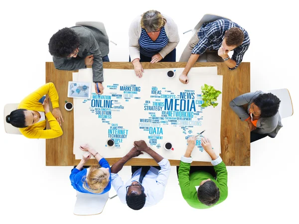 Geschäftsleute und Social-Media-Konzept — Stockfoto