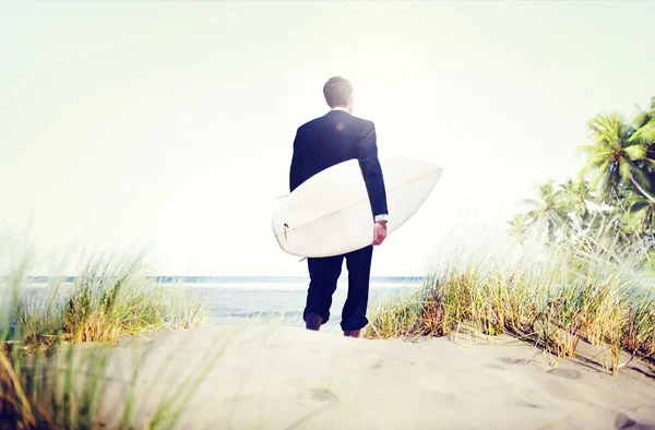 Empresário com prancha de surf na praia — Fotografia de Stock