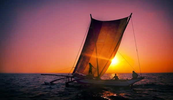 Pescadores em catamarã ao pôr do sol — Fotografia de Stock