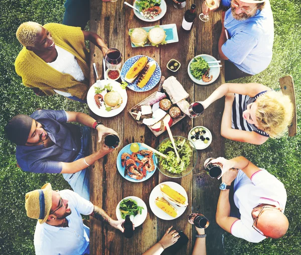 Amigos Jantar ao ar livre — Fotografia de Stock