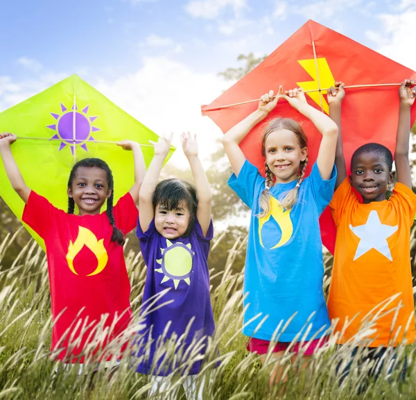 Kinder spielen Drachen — Stockfoto