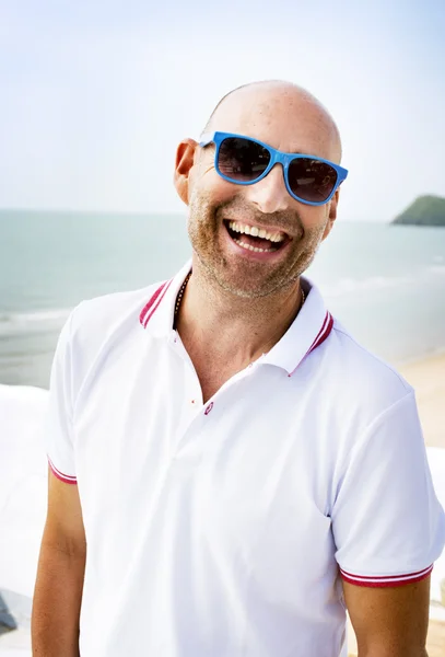 Schöner Mann bei Strandurlaub-Konzept — Stockfoto