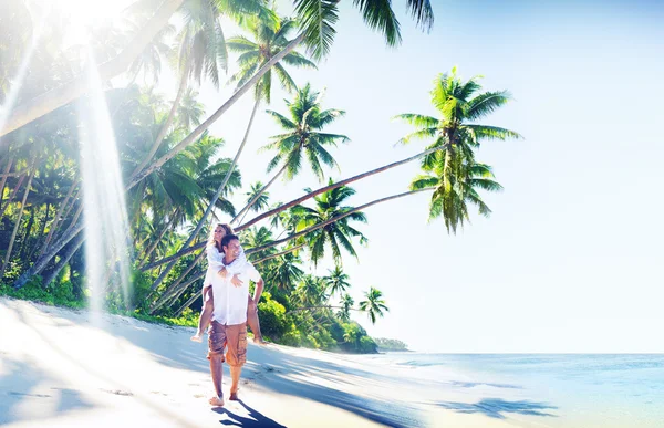 Paar mit Flitterwochen am Strand — Stockfoto