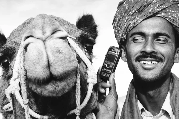 Ásia homem usando telefone — Fotografia de Stock