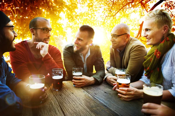 Amigos pasando el rato en la fiesta al aire libre —  Fotos de Stock