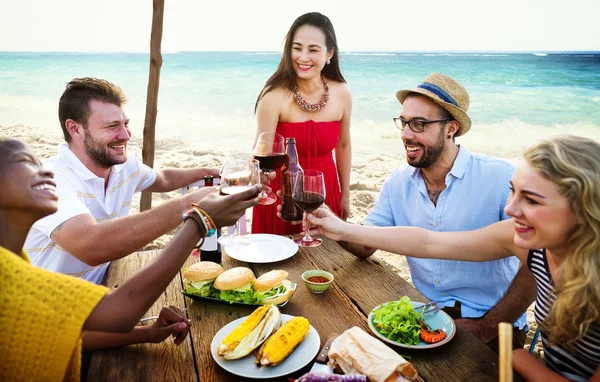 Oameni care au prânz în aer liber — Fotografie, imagine de stoc