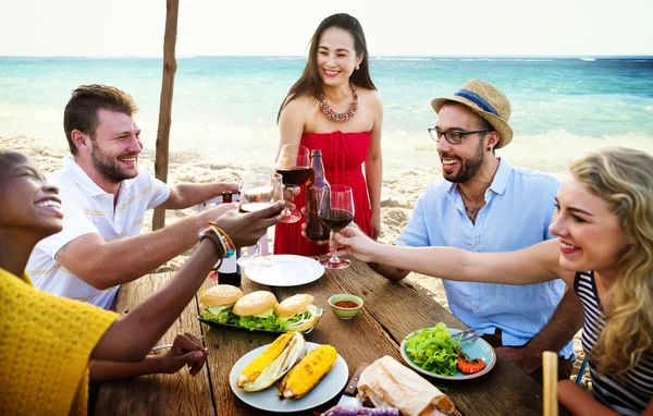 Människor har lunch utomhus — Stockfoto