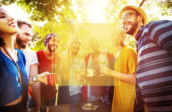 Веселые друзья тусуются на вечеринке на открытом воздухе — стоковое фото
