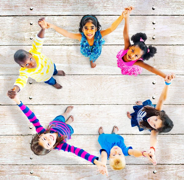 Enfants debout en cercle — Photo