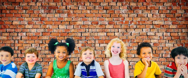 Diversidad Niños sentados juntos —  Fotos de Stock