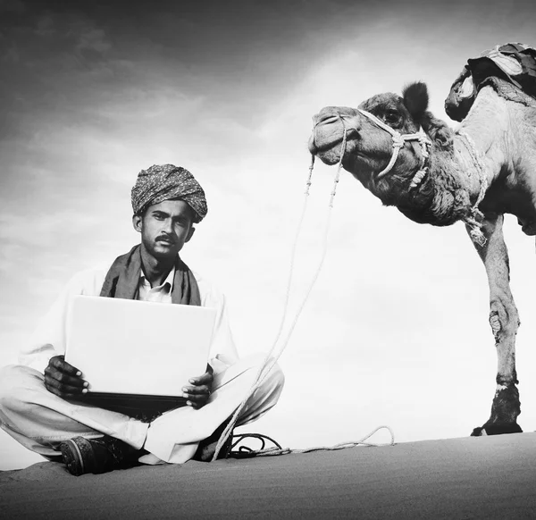 Indisk man använder laptop — Stockfoto