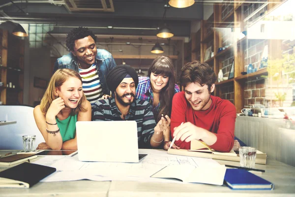 Gruppo di persone diverse che lavorano insieme — Foto Stock