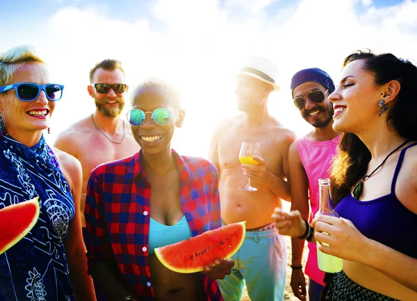 Různorodá skupina lidí na Beach Party koncepce — Stock fotografie