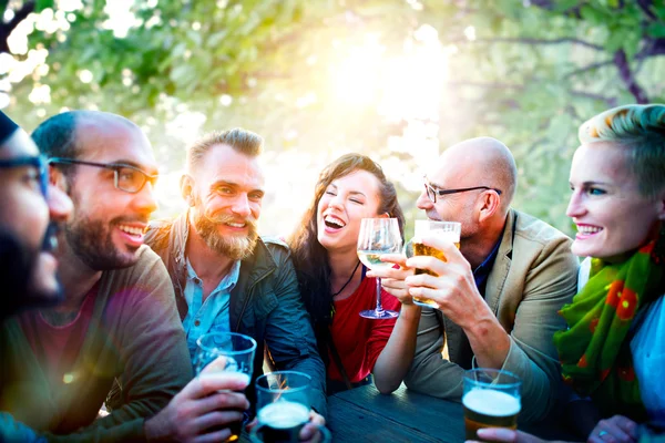 Amigos pasando el rato en la fiesta al aire libre — Foto de Stock