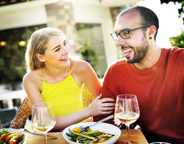 ワインを飲む男と女 — ストック写真