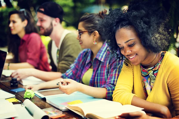 Studenti universitari studiano in classe — Foto Stock