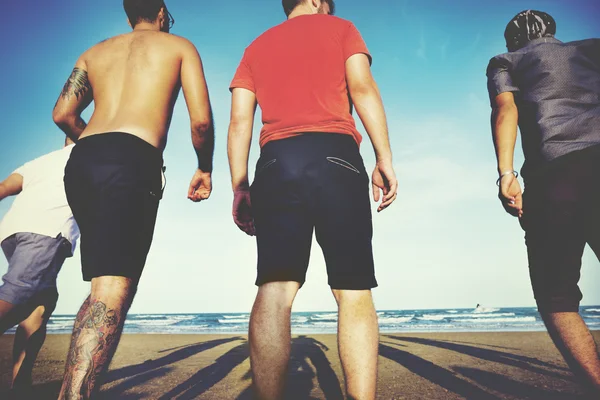 Amigos na praia no verão — Fotografia de Stock