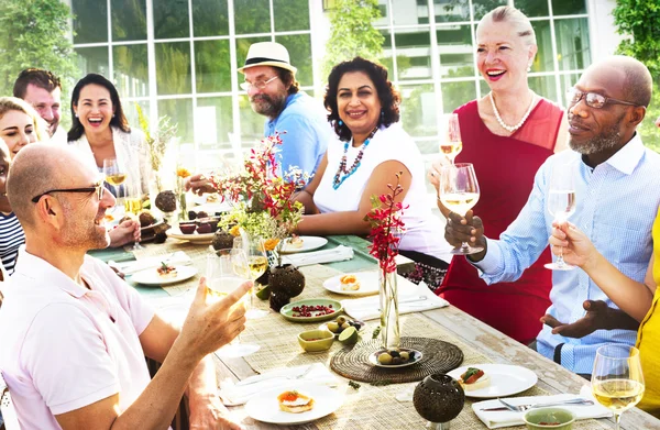 Diverse persone all'aperto — Foto Stock